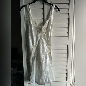 dreamy bridal vtg Victoria’s secret silky slip in cream emblazoned with sparkles